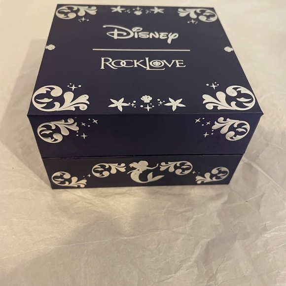 The Little Mermaid Silver Shell Earrings - Picture 13 of 14